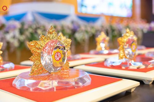 ภาพ No.124604:พิธีมอบโล่วัชรเกียรติยศ โครงการตอบปัญหาศีลธรรมเพื่อสันติภาพโลก (World-PEC) ต่างประเทศ ครั้งที่ 17 ณ ห้องแก้วสารพัดนึก 1 วัดพระธรรมกาย ในวันมาฆบูชา เสาร์ที่ 24 กุมภาพันธ์ พ.ศ. 2567