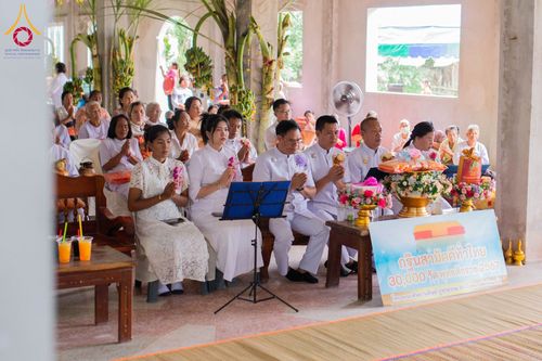 ภาพ No.178251:พิธีทอดกฐิน ณ วัดหนองไผ่ ต.โพธิ์ทอง อ.ปางศิลาทอง จ.กำแพงเพชร ในโครงการทอดกฐินสามัคคีทั่วไทย 30,000 วัด บูชาธรรม 80 ปี หลวงพ่อธัมมชโย โดยคณะศิษยานุศิษย์วัดพระธรรมกาย วันที่ 6 พฤศจิกายน พ.ศ. 2567