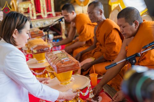 ภาพ No.182451:พิธีทอดกฐิน ณ วัดโปรยฝน จ.ปทุมธานี ในโครงการทอดกฐินสามัคคีทั่วไทย 30,000 วัด บูชาธรรม 80 ปี หลวงพ่อธัมมชโย โดยคณะศิษยานุศิษย์วัดพระธรรมกาย วันที่ 9 พฤศจิกายน พ.ศ. 2567