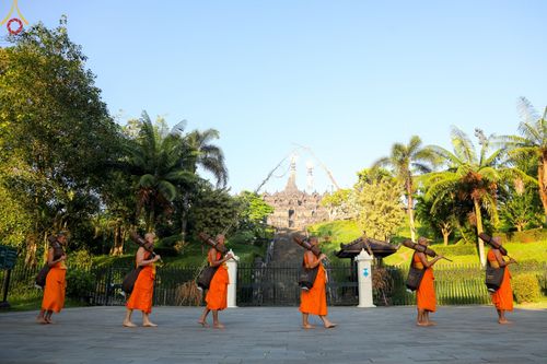 ภาพ No.104092:พิธีเดินธรรมยาตรา สามเณรธรรมทายาทชาวอินโดนีเซียกว่า 1,000 รูป ณ มหาเจดีย์บุโรพุทโธ ประเทศอินโดนีเซีย ในวันที่ 21 ธันวาคม พ.ศ. 2566
