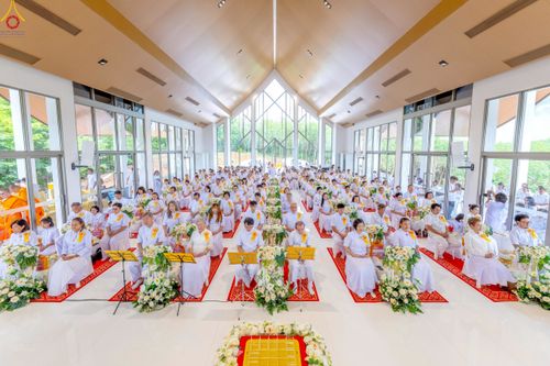 ภาพ No.239357:วันอาทิตย์ที่ 17 สิงหาคม พ.ศ. 2568 พิธีกดปุ่มอัญเชิญรูปเหมือน พระมงคลเทพมุนี (สด จันทสโร)  ณ มหาวิหารแก้วพระมงคลเทพมุนี  ศูนย์ปฏิบัติธรรมแก้วเมืองเลย