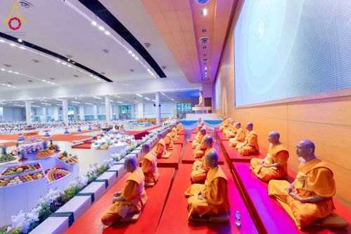 ภาพ No.277105:วันอาทิตย์ที่ 7 ธันวาคม พ.ศ. 2568 พิธีบูชาข้าวพระ ณ สภาธรรมกายสากล วัดพระธรรมกาย