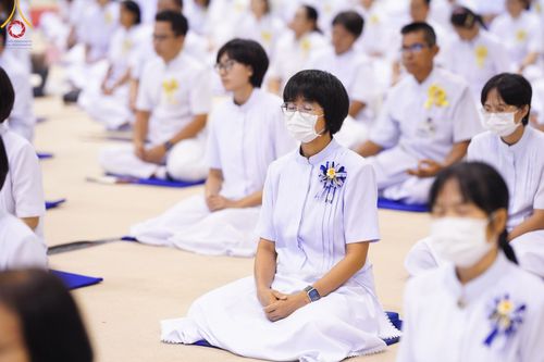 ภาพ No.146054:วันมหารำลึก ครั้งที่ 34 พิธีร่วมรำลึกถึงนักสร้างบารมีที่ล่วงลับไปแล้ว , พิธีสวดพระพุทธมนต์ ณ ห้องแก้วสารพัดนึก 1 วัดพระธรรมกาย วันเสาร์ที่ 27 กรกฎาคม พ.ศ. 2567