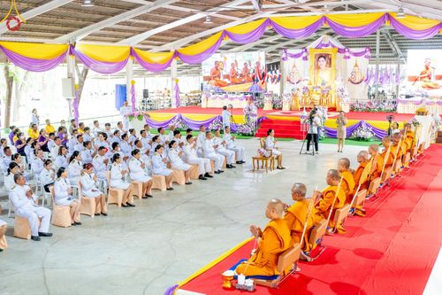 ภาพ No.138926:กิจกรรมเฉลิมพระเกียรติ สมเด็จพระนางเจ้าฯ พระบรมราชินี เนื่องในโอกาสวันเฉลิมพระชนมพรรษา พิธีเจริญพระพุทธมนต์ , ทำบุญตักบาตรพระสงฆ์ ถวายพระราชกุศล , พิธีถวายเครื่องราชสักการะ , และพิธีจุดเทียนถวายพระพรชัยมงคล วันที่ 3 มิถุนายน พ.ศ. 2567 ณ อาคารโถงช้าง วัดพ