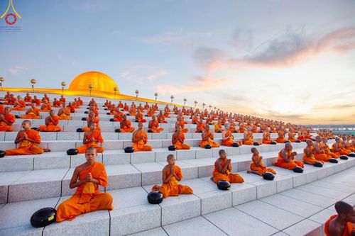 ภาพ No.187707:พิธีตักบาตรฉลองพระใหม่ ต้อนรับพุทธศักราช 2568 ณ ลานธรรมพระมหาธรรมกายเจดีย์ วัดพระธรรมกาย จ.ปทุมธานี วันที่ 1 มกราคม พ.ศ. 2568