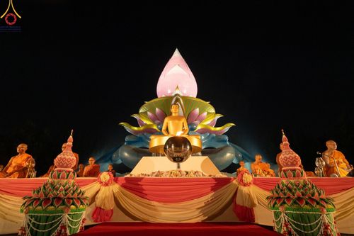 ภาพ No.175911:พิธีจุดประทีปโคมลาน, โคมลอยและลอยกระทง ถวายประทีปเป็นพุทธบูชา สร้างความสว่างไสวให้กับแผ่นดินด้วยแสงธรรม วันที่ 15 พฤศจิกายน พ.ศ. 2567 ณ พุทธอุทยานนานาชาติ อ.โพนพิสัย จ.หนองคาย