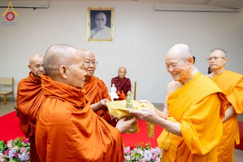 ภาพ No.223051:วันที่ 24 เมษายน พ.ศ. 2568 หลวงพ่อทัตตชีโวต้อนรับคณะสงฆ์เมียนมา ณ อาคาร 100 ปี คุณยายมหารัตนอุบาสิกาจันทร์ ขนนกยูง วัดพระธรรมกาย