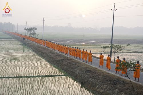 ภาพ No.76348:คณะสงฆ์และสามเณรบิณฑบาต ประเทศบังกลาเทศ วันที่ 11 กุมภาพันธ์ พ.ศ. 2566