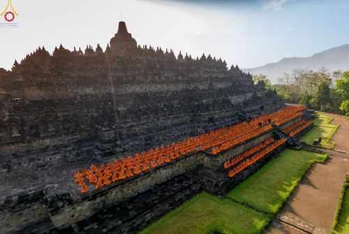ภาพ No.105125:สามเณรธรรมทายาทชาวอินโดนีเซียกว่า 1,000 รูป นั่งสมาธิ และเวียนประทักษิณ ณ มหาเจดีย์บุโรพุทโธ ประเทศอินโดนีเซีย ในวันที่ 26 ธันวาคม พ.ศ. 2566