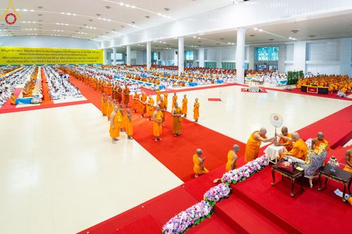 ภาพ No.147017:พิธีมุทิตาสักการะพระภิกษุ ผู้สอบได้เปรียญธรรม 9 ประโยคระดับโลกปีที่ 36, พิธีมอบโล่เกียรติยศและทุนการศึกษา สำนักเรียนบาลีดีเด่นทั่วประเทศ, พิธีถวายมหาสังฆทานคณะสงฆ์ 2,000 กว่าวัด ทั่วประเทศ ปีที่ 24, พิธีถวายไทยธรรมคณะสงฆ์ 323 วัด 4 จังหวัดชายแดนภาคใต้