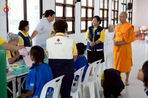 ภาพ No.230311:วันจันทร์ที่ 30 มิถุนายน พ.ศ. 2568 เจ้าอาวาสวัดพระธรรมกาย เยี่ยมอนุโมทนาให้กำลังใจ บุคลากรทางการแพทย์-เจ้าหน้าที่ผู้ปฏิบัติงาน โครงการรถตัดแว่นสายตาเคลื่อนที่สภากาชาดไทย เพื่อเด็กนักเรียนในชนบท พื้นที่จังหวัดปทุมธานี