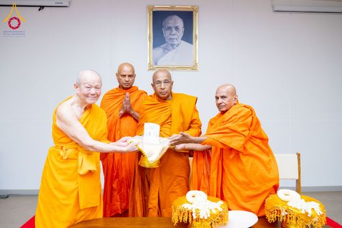 ภาพ No.223002:วันที่ 24 เมษายน พ.ศ. 2568 หลวงพ่อทัตตชีโวต้อนรับคณะสงฆ์ศรีลังกา ณ อาคาร 100 ปี คุณยายมหารัตนอุบาสิกาจันทร์ ขนนกยูง วัดพระธรรมกาย