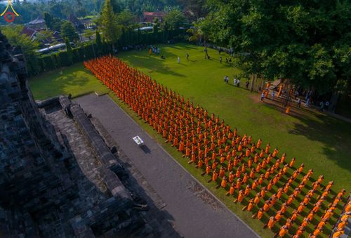 สามเณรธรรมทายาทชาวอินโดนีเซียกว่า 1,000 รูป เดินธรรมยาตรา บูชาพระสัมมาสัมพุทธเจ้า ณ มหาเจดีย์บุโรพุทโธ ประเทศอินโดนีเซีย ในวันที่ 27 ธันวาคม พ.ศ. 2566