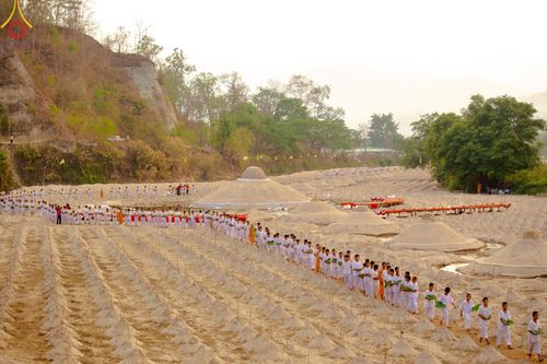 ภาพ No.63239:Photo Story  มหัศจรรย์วัดดงดินแดง Episode 1  พิธีปลงผมนาคธรรมทายาท  ในโครงการบรรพชาอุปสมบทหมู่ ฟื้นฟูพระพุทธศาสนาทั่วไทย วัดดงดินแดง ณ ลำน้ำแม่ตื่น อ.อมก๋อย จ.เชียงใหม่ วันที่ 2 เมษายน พ.ศ. 2567