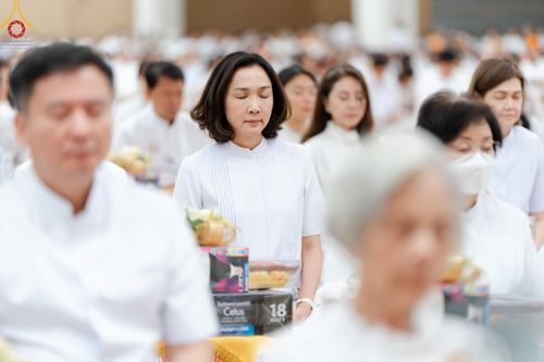 ภาพ No.145200:พิธีถวายผ้าอาบน้ำฝนและประทีปโคมไฟ ณ สภาธรรมกายสากล วัดพระธรรมกาย วันเสาร์ที่ 20 กรกฎาคม พ.ศ. 2567