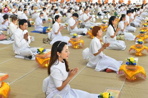 ภาพ No.198026:พิธีถวายภัตตาหารแด่พระภิกษุ สามเณร  บูชาธรรมคุณยายอาจารย์มหารัตนอุบาสิกาจันทร์ ขนนกยูง เนื่องในวาระวันคล้ายวันเกิดครบ 116 ปี วันอาทิตย์ที่ 19 มกราคม พ.ศ. 2568 ณ หอฉันคุณยายอาจารย์ฯ วัดพระธรรมกาย