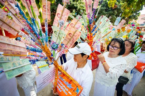 ภาพ No.173362:พิธีทอดกฐิน วัดทาป่าสัก จ.ลำพูน ในโครงการกฐินสามัคคีทั่วไทย 30,000 วัด บูชาธรรม 80 ปี หลวงพ่อธัมมชโย โดยคณะศิษยานุศิษย์วัดพระธรรมกาย วันที่ 3 พฤศจิกายน พ.ศ. 2567