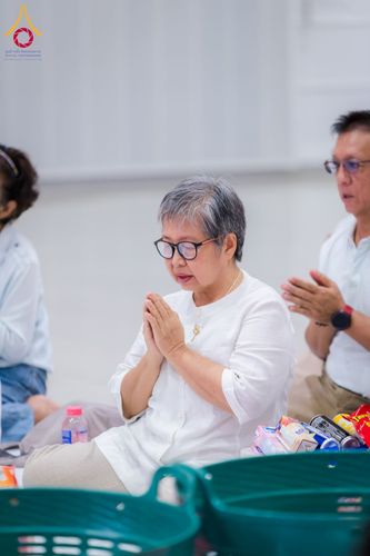 ภาพ No.60740:พิธีตักบาตรพระภิกษุสามเณร ธรรมทายาทระดับอุดมศึกษา วันเสาร์ที่ 20 เมษายน พ.ศ. 2567 ณ ห้องปฎิบัติธรรม ชั้นลอย มหารัตนวิหารคด 13 วัดพระธรรมกาย จ.ปทุมธานี