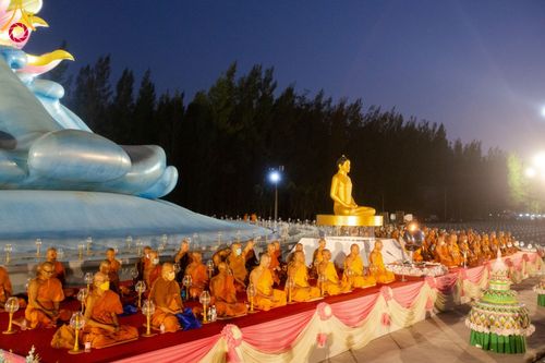 ภาพ No.97310:พิธีทอดผ้าป่า เพื่อสร้าง "ลานอเนกประสงค์พญานาค 4 ตระกูล" และพิธีจุดประทีปโคมลอย ลอยกระทง ถวายประทีปเป็นพุทธบูชา ณ พุทธอุทยานนานาชาติ จ.หนองคาย วันที่ 27 พฤศจิกายน พ.ศ. 2566