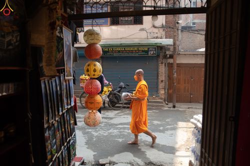 ภาพ No.80197:สามเณรในโครงการบรรพชาสามเณรหมู่ รับบิณฑบาตจากญาติโยมสาธชุน บริเวณชุมชน Patan และ Thamel กรุงกาฐมาณฑุ ประเทศเนปาล วันที่ 31 มีนาคม พ.ศ. 2566