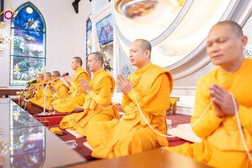 ภาพ No.96391:พิธีทอดกฐินราชันปฐพี ราชินีที่ดิน เพื่อซื้อที่ดินหลังโบสถ์ ฉลองครบรอบ 10 ปีสถาปนาโบสถ์วัดพุทธ วันอาทิตย์ที่ 19 พฤศจิกายน พ.ศ. 2566 ณ วัดพระธรรมกายนิวคาสเซิล ประเทศอังกฤษ