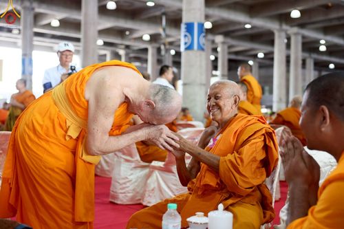 ภาพ No.221524:วันอังคารที่ 22 เมษายน พ.ศ. 2568 ภาพพิธีถวายมหาสังฆทานคณะสงฆ์ 40,000 กว่าวัดทั่วประเทศ เนื่องในวันคุ้มครองโลก ชุดที่ 2 (ปลื้มให้สมการรอคอย) ณ ลานธรรมพระมหาธรรมกายเจดีย์ วัดพระธรรมกาย