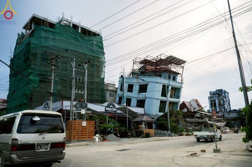 ภาพ No.220002:วันจันทร์ที่ 14 เมษายน พ.ศ. 2568 พระครูสิทธิรัตนวิเทศ ผู้ช่วยเจ้าอาวาสวัดพระธรรมกาย พร้อมด้วยผู้แทนมูลนิธิธรรมกาย และศิษยานุศิษย์หลวงพ่อธัมมชโย ออกเดินทางไปยังพื้นที่เมืองมัณฑะเลย์ สาธารณรัฐแห่งสหภาพเมียนมา โดยได้รับความเมตตาประสานงานเจ้าหน้าที่ภาครัฐจาก