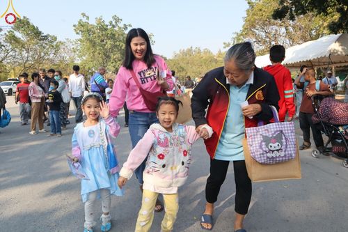 ภาพ No.193830:วัดพระธรรมกาย จัดงานวันเด็กแห่งชาติ ประจำปี พ.ศ.2568 ออกร้านอาหาร 200 ร้าน มอบของขวัญหลายหมื่นชิ้น วันที่ 12 มกราคม พ.ศ. 2568 วัดพระธรรมกาย อ.คลองหลวง จ.ปทุมธานี