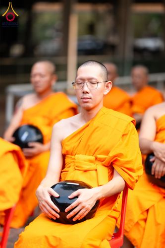 ภาพ No.61222:พิธีตักบาตรฉลองพระใหม่ รุ่นบูชาธรรมโครงการ 1-2 โครงการบรรพชาอุปสมบทหมู่ธรรมทายาท บูชาธรรมหลวงพ่อธัมมชโย 80 ปี ณ โถงช้างสำนักงานใหญ่ วัดพระธรรมกาย วันที่ 20 เมษายน พ.ศ. 2567
