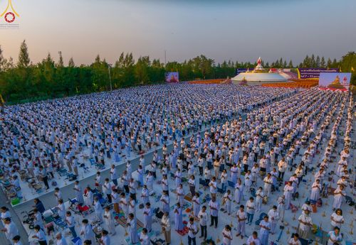 ภาพ No.109778:พิธีจุดประทีปถวายเป็นพุทธบูชา และบูชาธรรมมหาปูชนียาจารย์ วันที่ 10 มกราคม พ.ศ. 2567 ณ อนุสรณ์สถานคลองบางนางแท่น อ.สามพราน จ.นครปฐม
