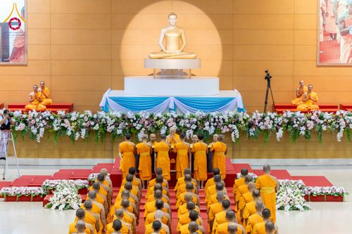 ภาพ No.285020:วันอาทิตย์ที่ 14 ธันวาคม พ.ศ.2568  พิธีปฏิบัติธรรม พิธีถวายภัตตาหารเป็นสังฆทาน พิธีมอบต้นสมบัติจักรพรรดิ ถวายแด่เจ้าอาวาสและประธานสงฆ์ 236 ศูนย์ส่งเสริมศีลธรรมทั่วโลก ณ สภาธรรมกายสากล วัดพระธรรมกาย