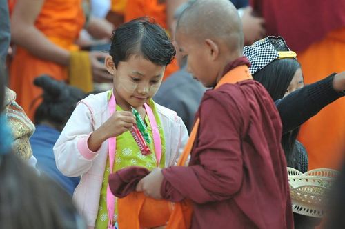 ภาพ No.15835:ประมวลภาพตักบาตรพระ 3 แผ่นดิน พระ 10,000 รูป ปีที่ 2 จ.เชียงราย