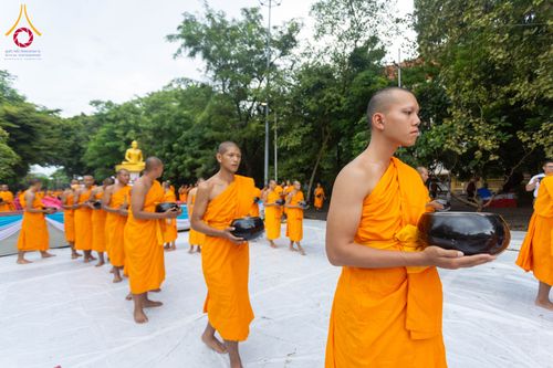 ภาพ No.351507:วันที่ 22 กันยายน พ.ศ. 2569  พิธีตักบาตรสามเณรธรรมทายาท โครงการบรรพชาพัฒนาคุณธรรม จริยธรรม  สำหรับนักเรียนนายสิบตำรวจ (นสต.) รุ่นที่ 16 ศูนย์ฝึกอบรมตำรวจภูธรภาค 1  ณ วัดพระพุทธบาทราชวรมหาวิหาร