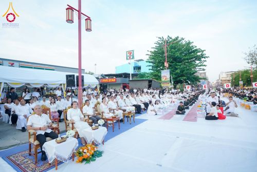 ภาพ No.313843:วันอาทิตย์ที่ 14 มีนาคม พ.ศ. 2569 ทำบุญเมืองหาดใหญ่ตักบาตรพระ 1,109 รูป เติมบุญใหญ่ หลังวิกฤตมหาอุทกภัย ณ ซุ้มประตูไชน่าทาวน์ ถนนศุภสารรังสรรค์ อ.หาดใหญ่ จ.สงขลา