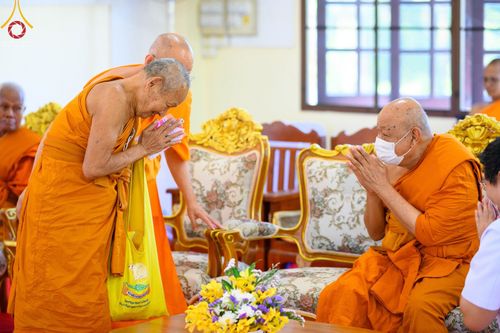 ภาพ No.78342:พิธีถวายสังฆทานแด่คณะสงฆ์ ๓๒๓ วัด พิธีมอบกองทุนหนุนแรงใจช่วยครูใต้และพิธีทำบุญอุทิศส่วนกุศลแด่ผู้วายชนม์ในเหตุการณ์ความไม่สงบ ๔ จังหวัดชายแดนภาคใต้  (ปัตตานี ยะลา นราธิวาส สงขลา) ปีที่ ๑๙ ครั้งที่ ๑๖๑ พิธีมอบกองทุนหนุนแรงใจช่วยครูใต้ (ปีที่ ๑๖ ครั้งที่ ๑