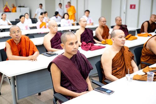 ภาพ No.325575:วันที่ 24 เมษายน พ.ศ.2569 หลวงพ่อทัตตชีโว รองเจ้าอาวาสวัดพระธรรมกาย ถวายการต้อนรับและปฏิสันถารคณะสงฆ์เมียนมาร์