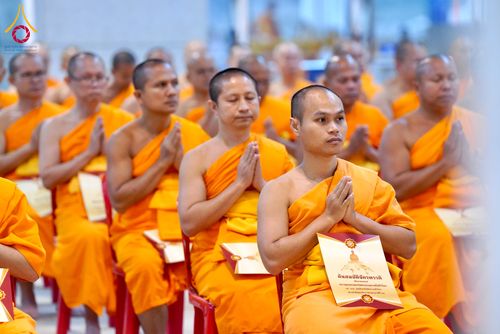 ภาพ No.284884:วันอาทิตย์ที่ 14 ธันวาคม พ.ศ.2568  พิธีปฏิบัติธรรม พิธีถวายภัตตาหารเป็นสังฆทาน พิธีมอบต้นสมบัติจักรพรรดิ ถวายแด่เจ้าอาวาสและประธานสงฆ์ 236 ศูนย์ส่งเสริมศีลธรรมทั่วโลก ณ สภาธรรมกายสากล วัดพระธรรมกาย