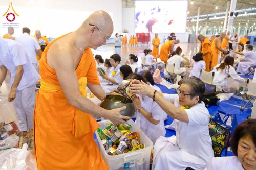 ภาพ No.308508:วันที่ 1 กุมภาพันธ์ พ.ศ. 2569 พิธีตักบาตรข้าวสารอาหารแห้ง ณ บ้านแก้วเรือนทองคุณยาย สภาธรรมกายสากล วัดพระธรรมกาย