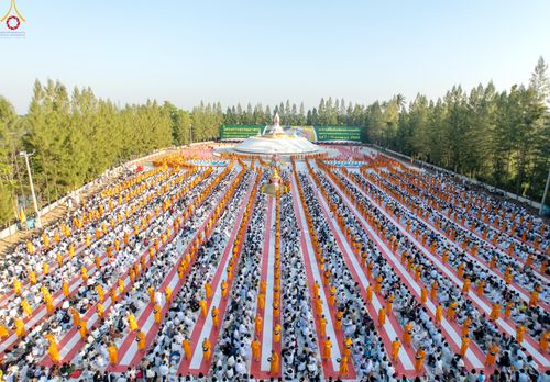 ภาพ No.292415:วันที่ 11 มกราคม พ.ศ. 2569 พิธีตักบาตรพระธรรมยาตรา ณ อนุสรณ์สถานคลองบางนางแท่น อ.สามพราน จ.นครปฐม ในโครงการธรรมยาตรา กตัญญูบูชา มหาปูชนียาจารย์ พระมงคลเทพมุนี(สด จนฺทสโร) พระผู้ปราบมาร อนุสรณ์สถาน 7 แห่ง ปีที่ 14