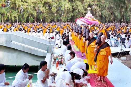 ภาพ No.287500:วันที่ 3 มกราคม พ.ศ. 2569 พิธีต้อนรับพระธรรมยาตรา ในโครงการธรรมยาตรา กตัญญูบูชา มหาปูชนียาจารย์ พระมงคลเทพมุนี(สด จนฺทสโร) พระผู้ปราบมาร อนุสรณ์สถาน 7 แห่ง ปีที่ 14 ณ อนุสรณ์สถานมหาวิหารพระมงคลเทพมุนี (โลตัสแลนด์) อ.สองพี่น้อง จ.สุพรรณบุรี