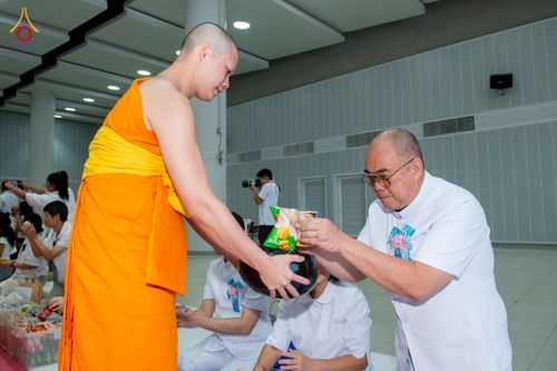 ภาพ No.322886:วันเสาร์ที่ 18 เมษายน พ.ศ. 2569 ตักบาตรฉลองพระใหม่ โครงการอุปสมบทหมู่ธรรมทายาท ระดับอุดมศึกษา รุ่นที่ 53 ภาคฤดูร้อน  ณ ฟ้องปฏิบัติธรรม ชั้นลอย 1/2 มหารัตนวิหารคด คอร์ 13 วัดพระธรรมกาย