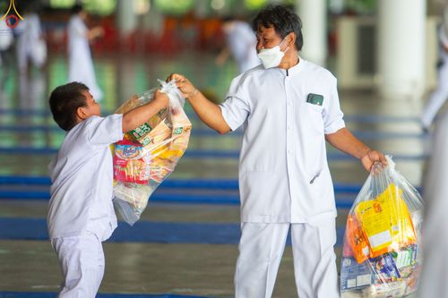 ภาพ No.82996:พิธีตักบาตร ณ บ้านแก้วเรือนทองคุณยายอาจารย์ฯ พิธีบูชาข้าวพระ ณ สภาธรรมกายสากล วัดพระธรรมกาย ในวันอาทิตย์ต้นเดือนที่ 2 ก.ค. พ.ศ.2566