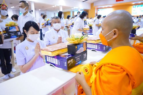 ภาพ No.84508:พิธีถวายผ้าอาบน้ำฝนและประทีปโคมไฟ ในวันอาสาฬหบูชา ณ ห้องแก้วสารพัดนึก 1 วัดพระธรรมกาย วันอังคารที่ 1 สิงหาคม พ.ศ. 2566