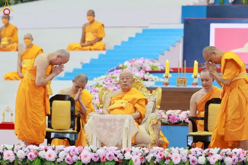 ภาพ No.85247:พิธีมุทิตาสักการะพระภิกษุ ผู้สอบได้เปรียญธรรม ๙ ประโยคระดับโลก, พิธีมอบโล่เกียรติยศและทุนการศึกษา สำนักเรียนบาลีดีเด่นทั่วประเทศ ในวันสมาธิโลก อาทิตย์ที่ 6 สิงหาคม พ.ศ. 2566 ณ สภาธรรมกายสากล วัดพระธรรมกาย
