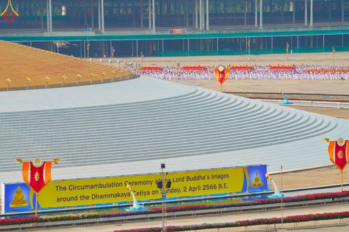 ภาพ No.79146:พิธีอัญเชิญองค์พระบรมพุทธเจ้า 24 องค์ เวียนประทักษิณรอบพระมหาธรรมกายเจดีย์ ณ วัดพระธรรมกาย  วันที่ 2 เมษายน พ.ศ. 2566