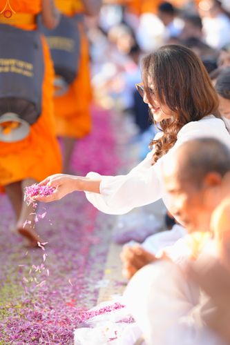 ภาพ No.293008:วันที่ 11 มกราคม พ.ศ. 2569 พิธีต้อนรับพระธรรมยาตรา ณ อนุสรณ์สถานลำดับที่ 3 (ภาพชุดที่ 2) สถานที่เกิดในเพศสมณะ วัดสองพี่น้อง อำเภอสองพี่น้อง จังหวัดสุพรรณบุรี ในโครงการธรรมยาตรา กตัญญูบูชา มหาปูชนียาจารย์ พระมงคลเทพมุนี(สด จนฺทสโร) พระผู้ปราบมาร อนุสรณ์สถ