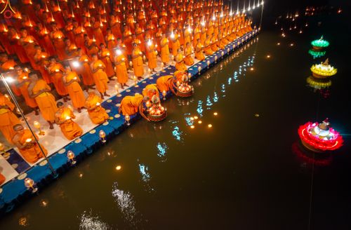 ภาพ No.294169:วันที่ 13 มกราคม พ.ศ. 2569 พิธีจุดประทีปถวายเป็นพุทธบูชา และบูชาธรรมมหาปูชนียาจารย์  (ภาพชุดที่ 2) ณ วัดสองพี่น้อง ต.ต้นตาล อ.สองพี่น้อง จ.สุพรรณบุรี ในโครงการธรรมยาตรา กตัญญูบูชา มหาปูชนียาจารย์ พระมงคลเทพมุนี(สด จนฺทสโร) พระผู้ปราบมาร อนุสรณ์สถาน 7 แห่