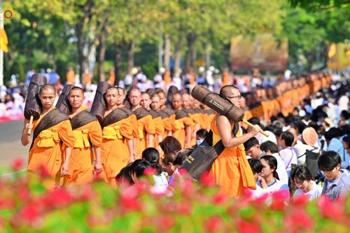 ภาพ No.304826:วันที่ 25 มกราคม พ.ศ. 2569 พิธีต้อนรับพระธรรมยาตรา (ภาพชุดที่ 2) รร.สามัคคีราษฏร์บำรุง-วัดพระธรรมกาย ในโครงการธรรมยาตรา กตัญญูบูชา มหาปูชนียาจารย์ พระมงคลเทพมุนี(สด จนฺทสโร) พระผู้ปราบมาร อนุสรณ์สถาน 7 แห่ง ปีที่ 14