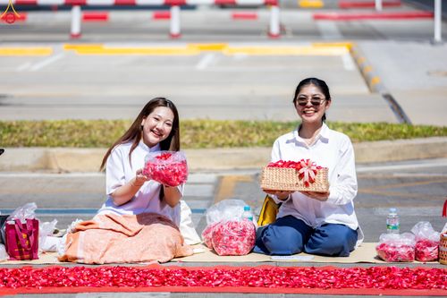 ภาพ No.304010:วันที่ 25 มกราคม พ.ศ. 2569 พิธีต้อนรับพระธรรมยาตรา  รร.สามัคคีราษฏร์บำรุง-วัดพระธรรมกาย ในโครงการธรรมยาตรา กตัญญูบูชา มหาปูชนียาจารย์ พระมงคลเทพมุนี(สด จนฺทสโร) พระผู้ปราบมาร อนุสรณ์สถาน 7 แห่ง ปีที่ 14