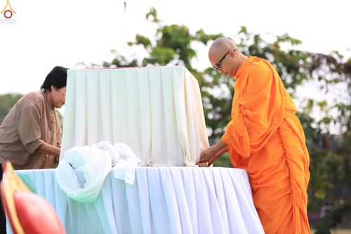 ภาพ No.280852:วันที่ 27 ธันวาคม พ.ศ.2568 คณะสงฆ์และเจ้าหน้าที่ทุกสังกัด ช่วยกันเตรียมงานตักบาตรพระ 1,000 รูป จ.สตูล